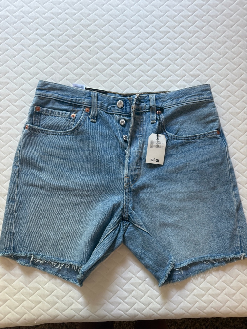 Levi’s mid thigh shorts size 30
